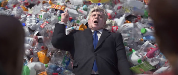 Greenpeace inonde Downing Street et Boris Johnson de plastique