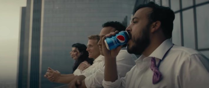 Pepsi s’affranchit des gestes barrières dans une pub déstabilisante