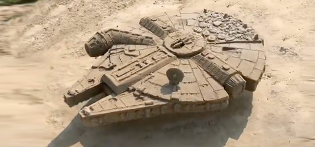 Une sculpture du Faucon Millenium en sable