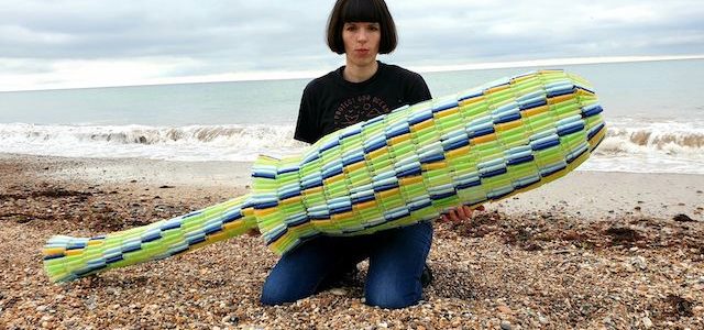 Elle crée un tampon géant pour protester contre le plastique  