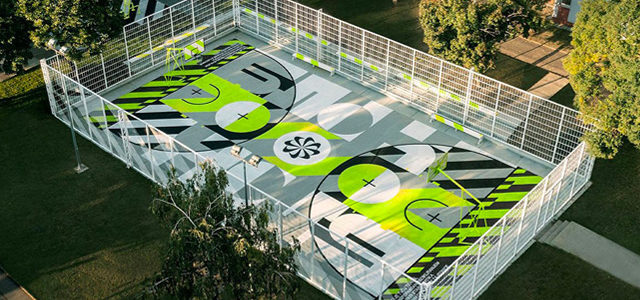 Nike construit un terrain de basket avec 20 000 sneakers recyclées