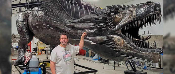 Ce sculpteur construit le dragon géant de « Game of Thrones »