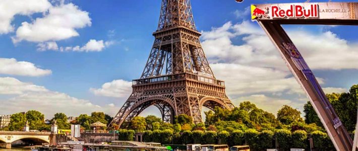 Red Bull installe un plongeoir géant face à la Tour Eiffel